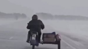 «17 градусов мороза. Метель просто сносит. Но этому человеку ничего не страшно! Вы понимаете, ...