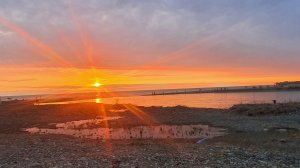 Слева Сириус, справа Адлер, Мзымта и закат.