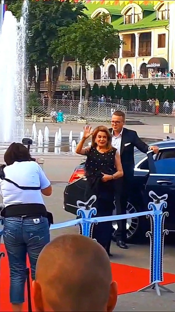 Катрин Денёв в Ессентуках «Хрустальный источникъ» 2018