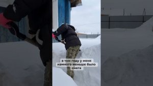 Наша снежная весна, спасаю теплицы #уралочка #деревенскаяжизнь #весна