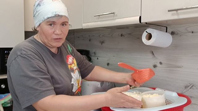 А  стоит ли этим заниматься, если оно никому не нужно. Пчелка привела тюльпана. жизнь в деревне