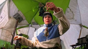 Зимний поплавок НА ГЛУБОКОМ ОЗЕРЕ. Рыбалка с ночёвкой #556