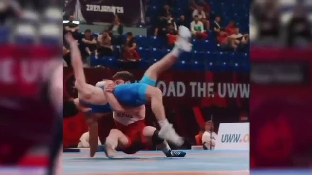 Российский борец исполнил безумный приём на чемпионате Европы.