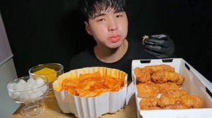 Мукбанг ттокпокки, курица Еда на камеру