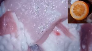 Мужчина готовит отбивные! О да.....