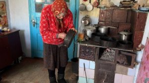 Одинокая бабушка Мария живет простой жизнью в глухой деревне, вдали от  цивилизации.