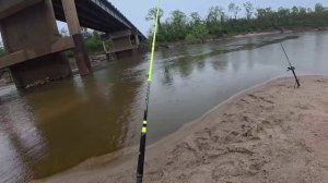 Рыбалка на монстра под мостом. Рыбалка на реке.