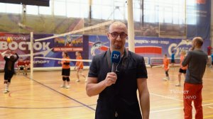 Виталий Бабаев пообщался со спортсменами на соревнованиях школьной лиги по волейболу