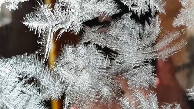 Красивые морозные узоры на зеркале