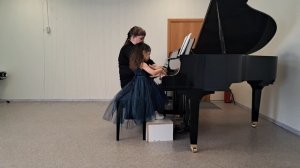 Заббарова Ксения 4 года, М. Илларионова "Бегемот в бассейне", фр.н.п. "Большой олень" переложение В.