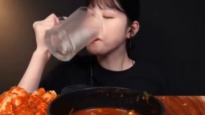 Мукбанг лапша рамен Еда на камеру