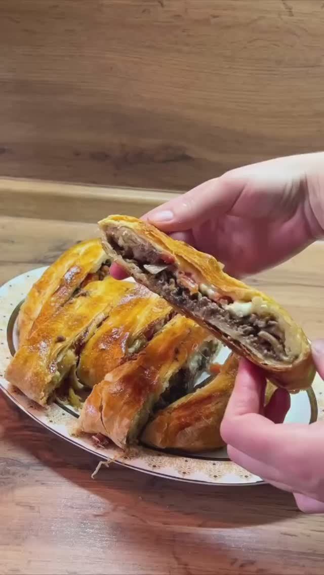 🥐 Мясной рулет из слоёного теста #выпечка #ужины #обеды