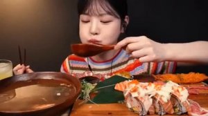 Мукбанг роллы, лапша и креветки Еда на камеру