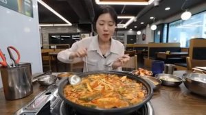 Мукбанг в кафе большая порция Еда на камеру