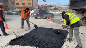 В Махачкале ведутся работы по восстановлению дорожного покрытия