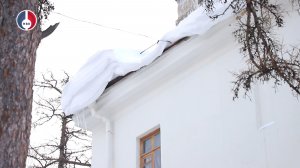 По улице Ленина на крыше дома 62 образовался большой снежный вал