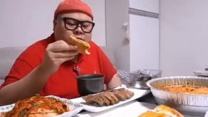 Мукбанг 4 порции лапши и пицца Еда на камеру