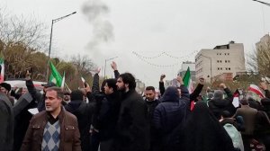 В Иране тысячи людей вышли на улицы, несмотря на продолжающиеся обстрелы.