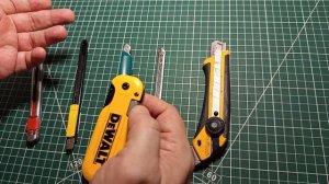 Складной нож со сменными лезвиями Dewalt ATOMIC DWHT10990