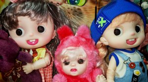 Очень сильно улыбаются эти куколки, эмоция с зубками на шарнирном теле, и её маааааленькая сестренка