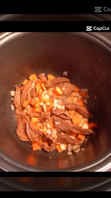 Говядина с итальянскими томатами. Приготовлено в мультиварке🥰🥩🥫