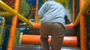 Ребенок играет на горке