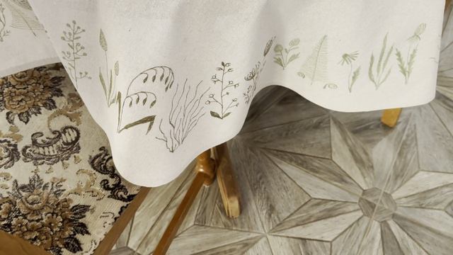 Скатерть льняная с вышивкой полевых трав.