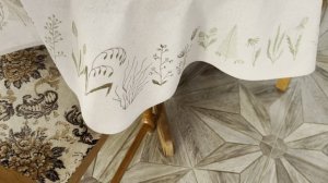 Скатерть льняная с вышивкой полевых трав.