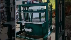 Вот таким образом изготавливают бетонные кольца.