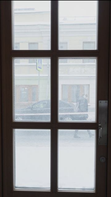 Подготовка к открытию выставки Ольги Чернышевой «С листа»