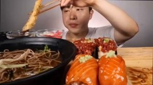 Мукбанг гречневая лапша и суши Еда на камеру