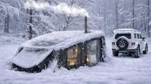 Новая надувная бункерная палатка для кемпинга в заснеженых горах.