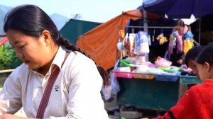 60.Мать-одиночка помогает бездомной пожилой женщине, не имеющей жилья,в жару.