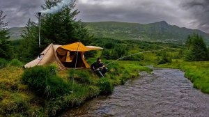 Кемпинг вдали от цивилизации у уединенного ручья / Рыбалка и выживание в дикой природе