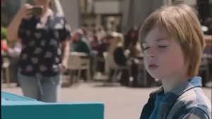 Стэн 9 лет, пианино. Исполняет композицию  Даниэля Ферстаппена "Дыши", для  телевидения  Бельгии.