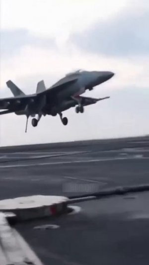 Американский истребитель F/A-18F рухнул в море при посадке на авианосец после боевого вылета против