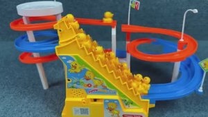 Мультик для детей и малышей . Собираем аттракцион с уточками . Веселая игрушка для для малышей .