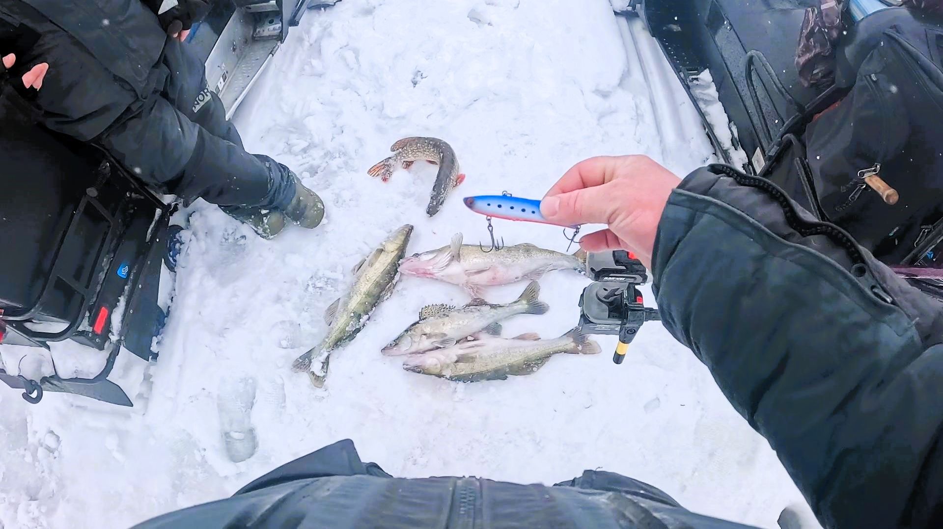 ПОПАЛИ НА ЖОР СУДАКА! ЛОВЯТ ВСЕ! ЗИМНЯЯ РЫБАЛКА! ТИЗЕР