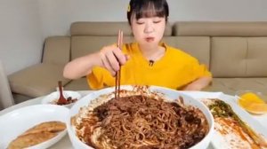 Мукбанг фасолевая лапша, жареные пельмени  Еда на камеру