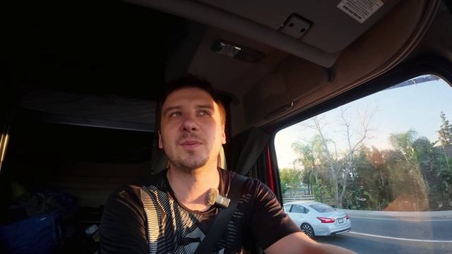 Высокие мачты не влезают, ветер сдувает тарп, ждём эвакуатор: реальный дальнобой