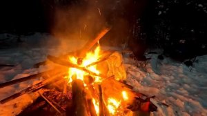 СТРОЙКА В ЛЕСУ. ПЕРЕДЕЛАЛ КРЫШУ В ИЗБУШКЕ ДЕДА. СПАСАЮ СТАРУЮ ХАЛУПУ. СЖЁГ ВСЁ ЧТО БЫЛО В ИЗБЕ