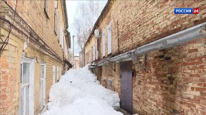 Сотрудники ГЖИ проводят проверку по факту обрушения снежных масс на улице Молодой Гвардии в Кирове