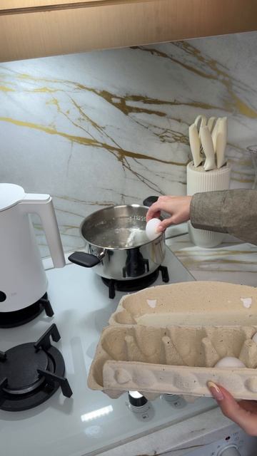 Как быстро почистить яйца