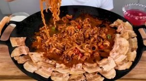 Мукбанг лапша с морепродуктами , свинина Еда на камеру
