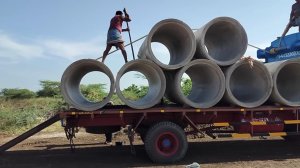 Как без крана легко разгрузить бетонные трубы.