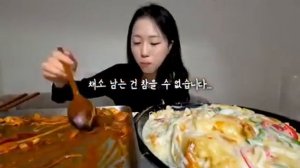 Мукбанг большая порция лапши Еда на камеру