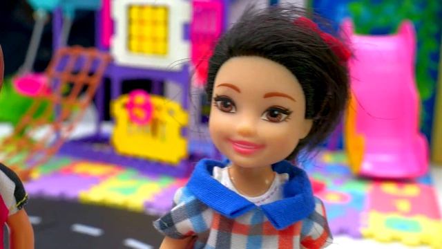 Укладываем асфальт и спасаем город! Команда супергероев наводит порядок на дорогах