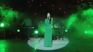 Не реальной красоты девушка поёт о судьбе.