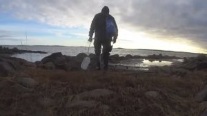 Идущий по Воде!Ловля камбалы осенью в Арктике!Рыбалка в броднях штанах сетями!
