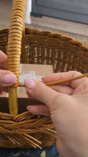 Процесс плетения корзины из бумажной лозы